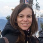 Laila, insegnante di inglese, sorridente in un contesto urbano.