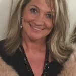 Donna sorridente con una sciarpa di pelliccia, Interlingua Formazione