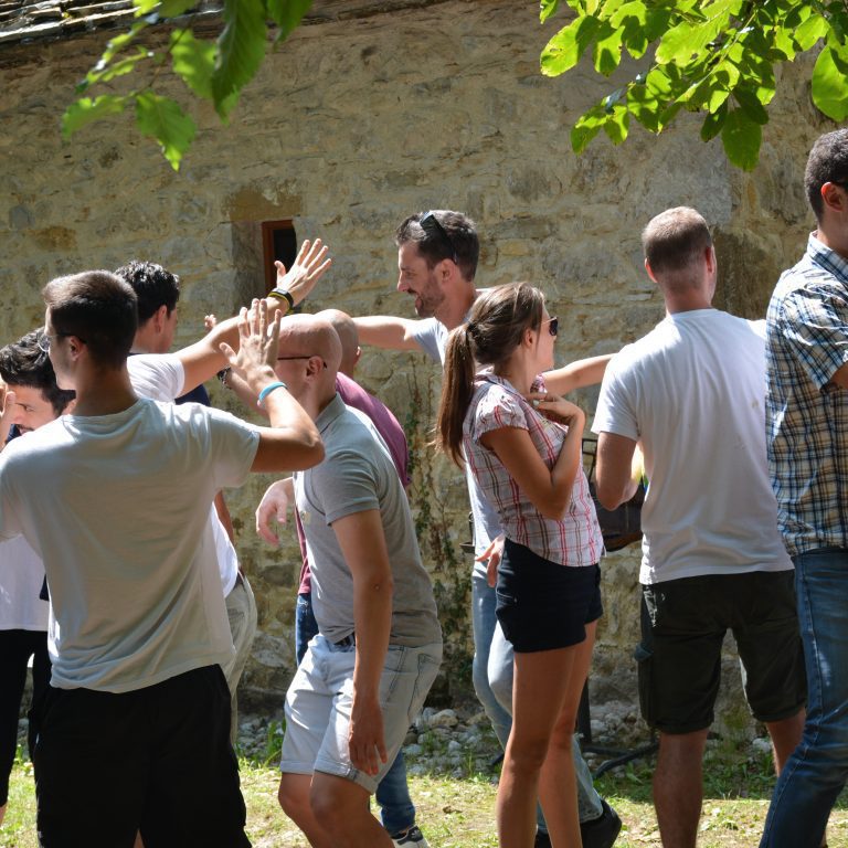 Attività di gruppo all'aperto per corsi di lingua a Vicenza