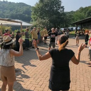 Partecipanti a un workshop esperienziale di lingua inglese all'aperto.