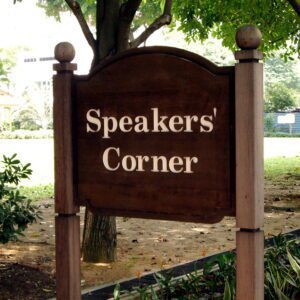 Cartello del Speakers' Corner in un parco