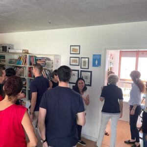Gruppo di persone che visitano la sede di Interlingua Formazione a Vicenza.