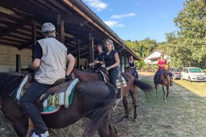 Persone a cavallo in un centro di equitazione vicino a Vicenza.