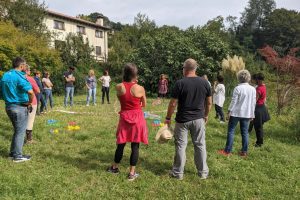 Attività di team building all'aperto con partecipanti in un giardino