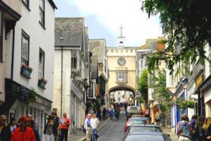 Vista di Totnes con architettura storica e gente in strada.
