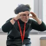 Insegnante di inglese mentre spiega concetti durante una lezione.