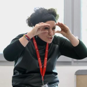 Insegnante di inglese mentre spiega concetti durante una lezione.