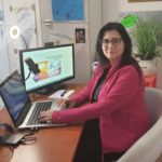 Professionista al lavoro in un ambiente di apprendimento online