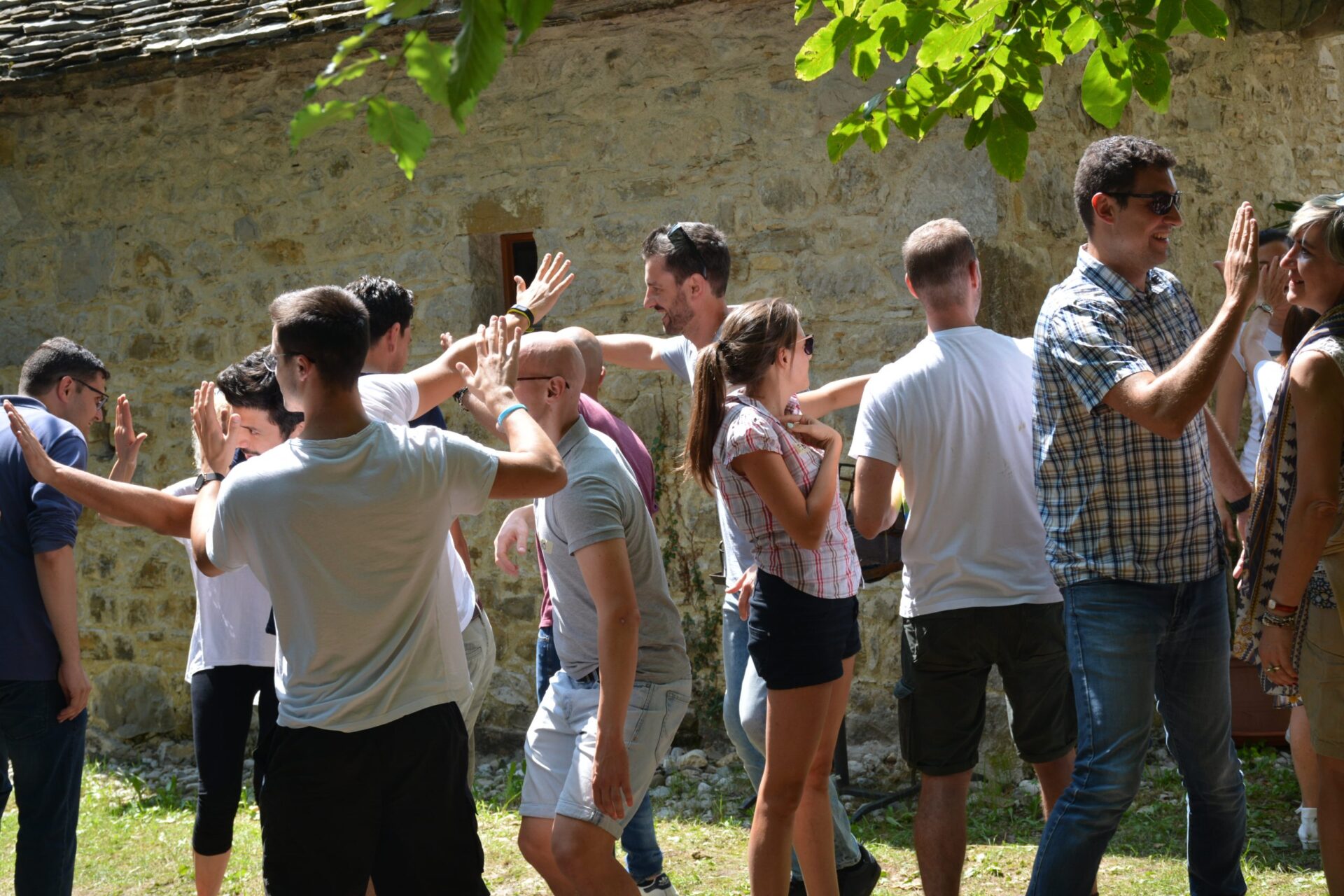Attività di gruppo all'aperto per corsi di lingua a Vicenza