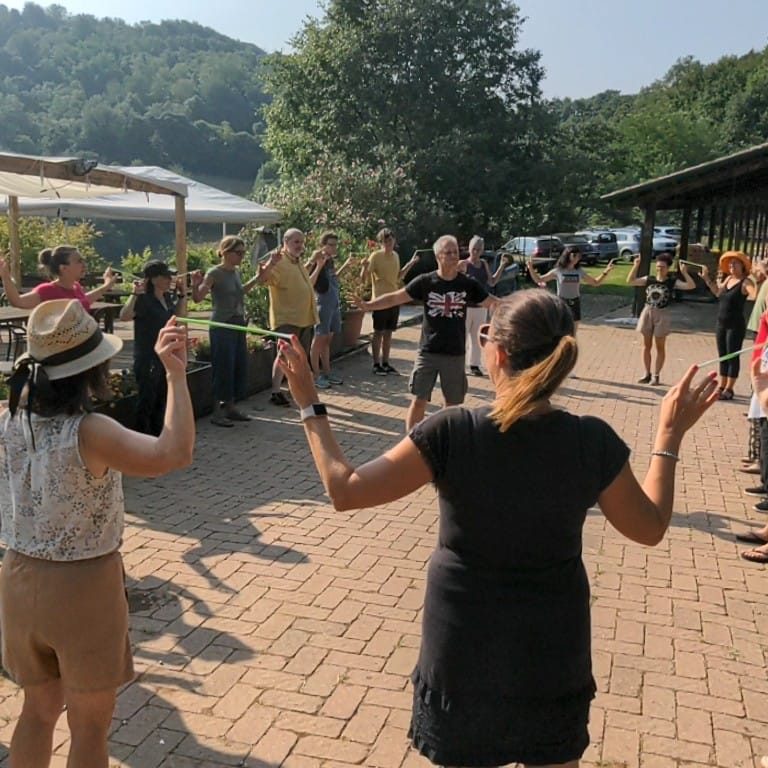 Partecipanti a un workshop esperienziale di lingua inglese all'aperto.