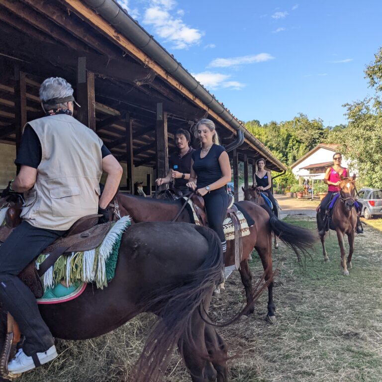 Persone a cavallo in un centro di equitazione vicino a Vicenza.