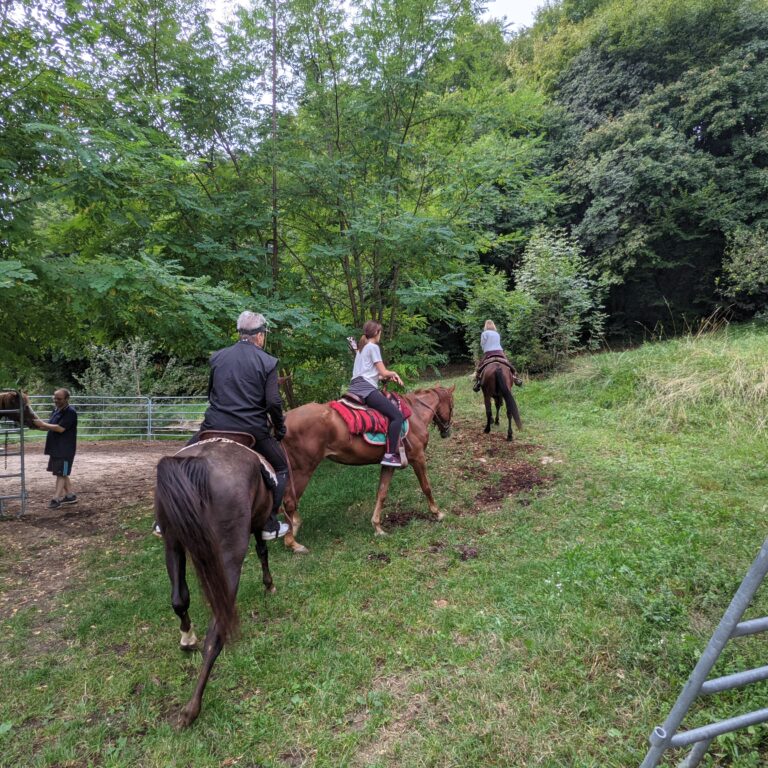 Persone a cavallo in un ambiente naturale vicino a Vicenza