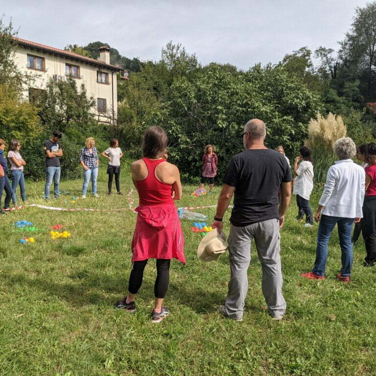 Attività di team building all'aperto con partecipanti in un giardino