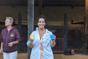 Donna sorridente con tazze colorate in un contesto festivo