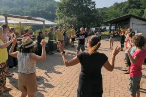 Partecipanti a un workshop esperienziale di lingua inglese all'aperto.